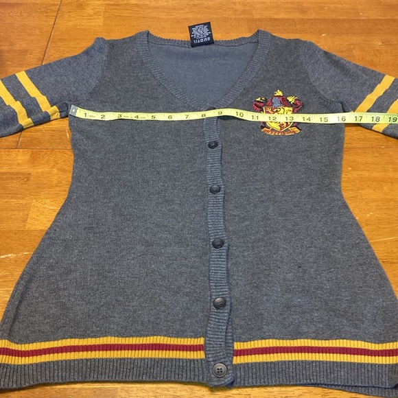 Harry Potter Womens Juniors Size S Gryffindor House Crest Knit Cardigan Sweater - Picture 9 of 12